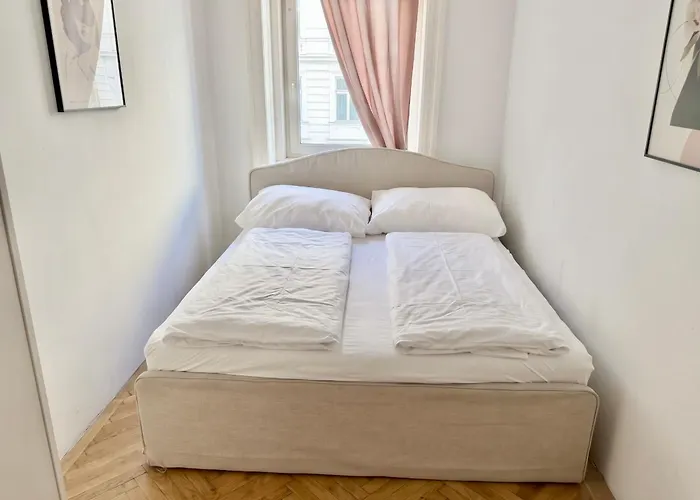 Central 5-Bedroom Old School Apartment Διαμέρισμα *