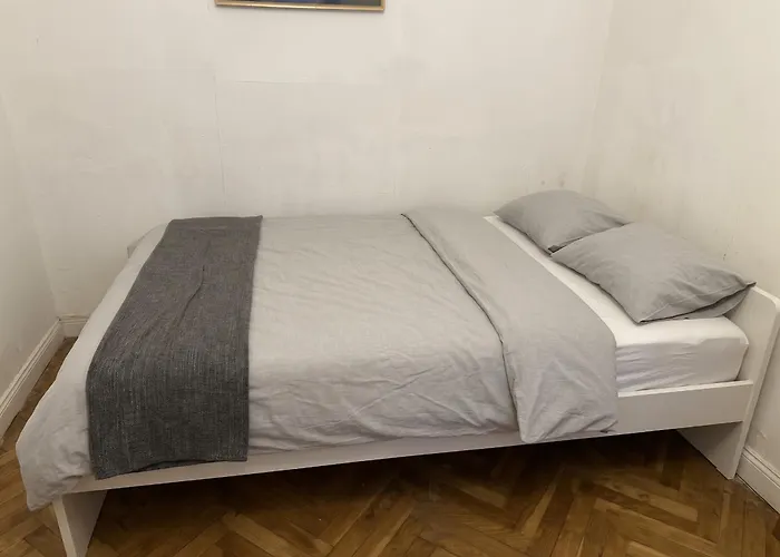 Central 5-Bedroom Old School Apartment Διαμέρισμα