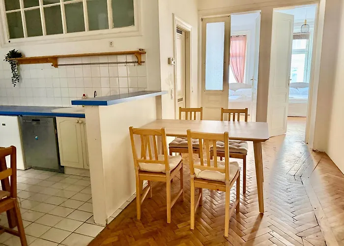 Διαμέρισμα Central 5-Bedroom Old School Apartment