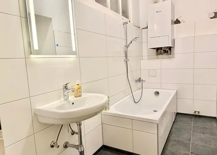 Central 5-Bedroom Old School Apartment