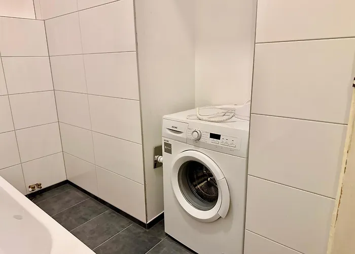 Central 5-Bedroom Old School Apartment Διαμέρισμα *