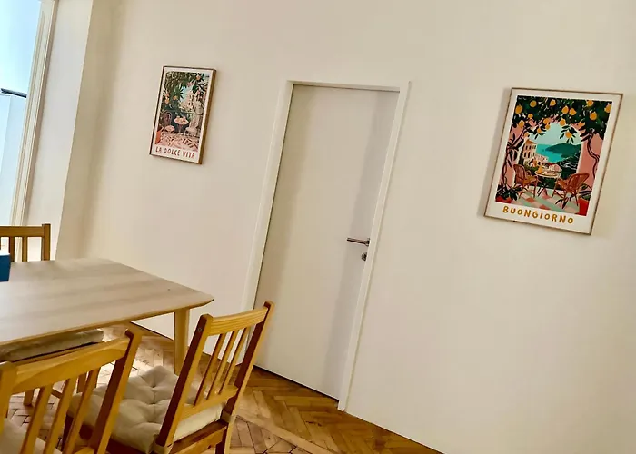 Central 5-Bedroom Old School Apartment *