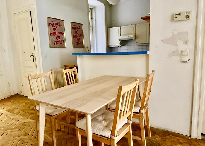 Central 5-Bedroom Old School Apartment Βιέννη