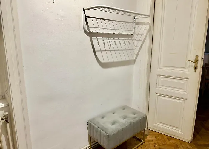 Central 5-Bedroom Old School Apartment Διαμέρισμα