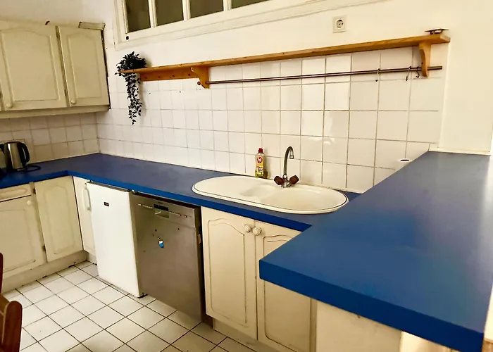 Central 5-Bedroom Old School Apartment Διαμέρισμα